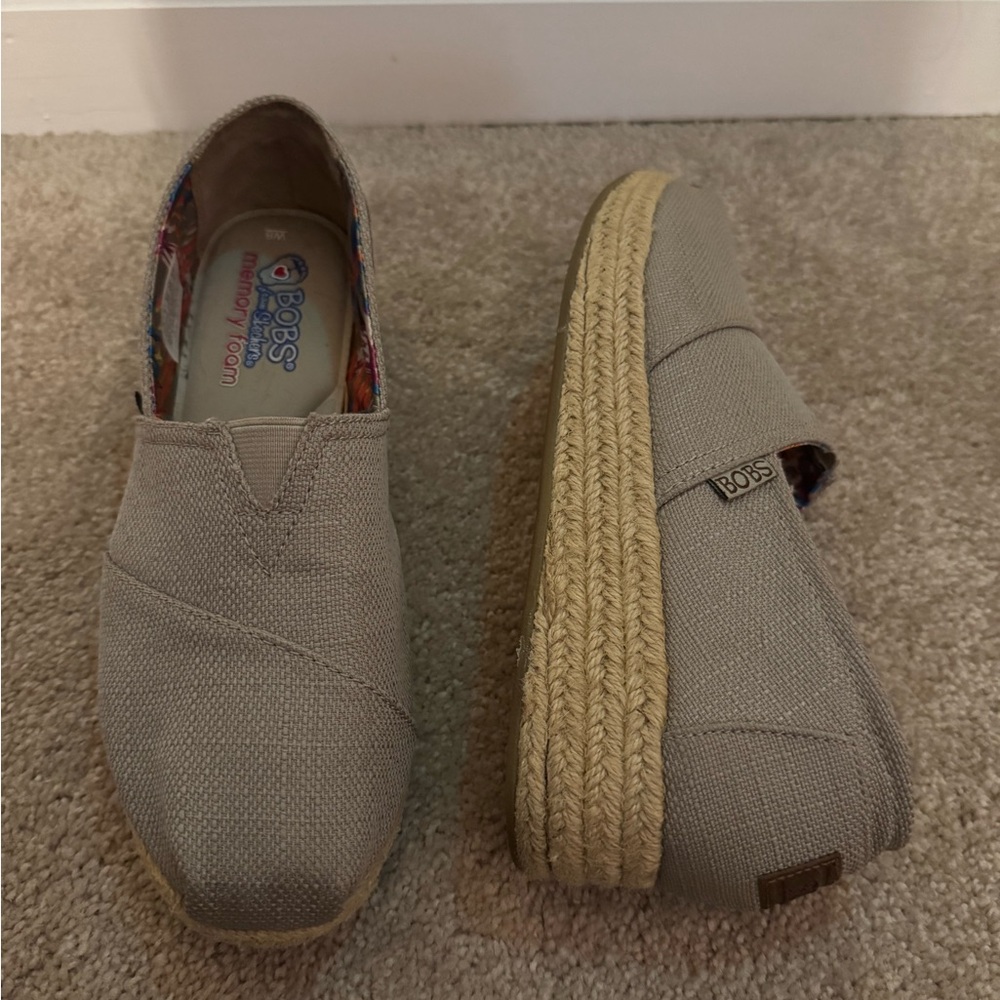 New BOBS from Skechers memory foam Beige Slip-On canvas Slippers Sz 8